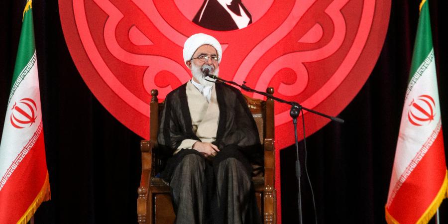 حجة الإسلام حاج علي أكبري: يجب أن يُلقى بترامب من شاحنة الطعام إلى مزبلة التاريخ
